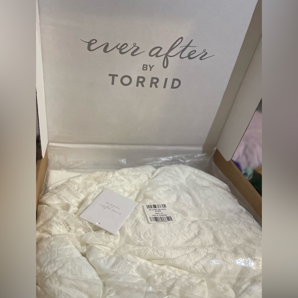 Torrid Size 18 - Ivory Lace Short Sleeve Wedding Dress NWT Fit & Flair - Picture 5 of 6